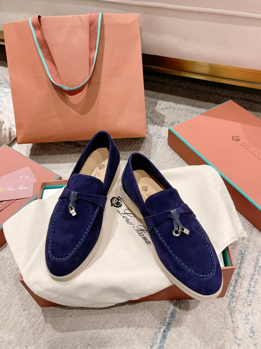 Factory price: 520💰4050 new color. Original purchase, 1⃣️: 1⃣️ folded and developed, Loro Piana professional model to try on feet, quality purchase level, flash sale of common products on the market, welcome to compare, original packaging. Fabric: Imported from Italy🐑High mercerized shearling, Lining: Hand-sewn mark thread in water-dyed cowhide imported from Italy🧵, high-end and elegant. Comfortable on the feet. Size: Women's 35-42 (41, 42) customized, non-returnable, men's 38-45 (46, 47, 48) customized, non-refundable. Fashionable boutiques that you can’t miss, a must-have item